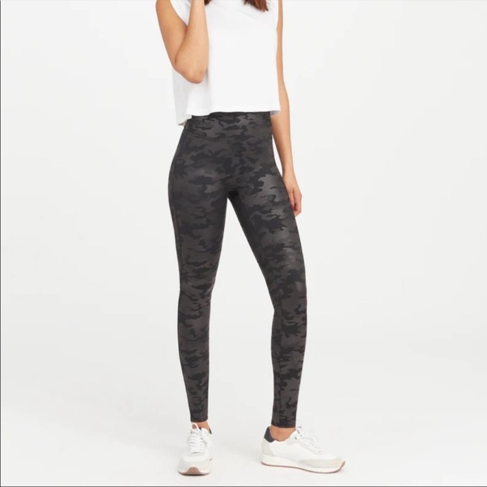 Spanx Faux Leather Camo Leggings Women's M Black